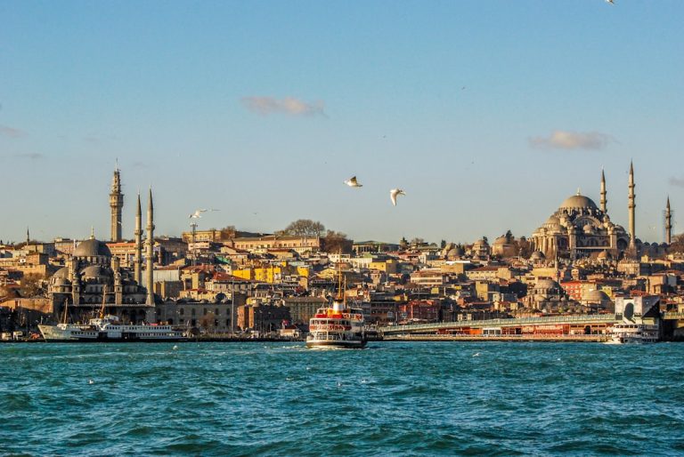 Eminönü ve İstanbul şehir manzarası