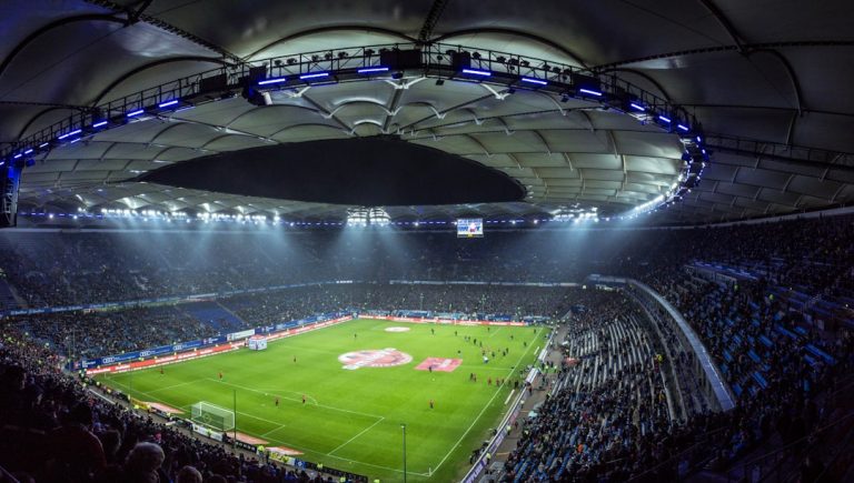 Gece ışıkları altında futbol stadyumu