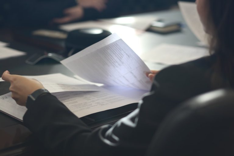 Belge okuyan kişi — Fotoğraf: Anastassia Anufrieva / Unsplash