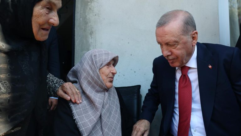 Cumhurbaşkanı Erdoğan, Rize’de komşularını ziyaret etti