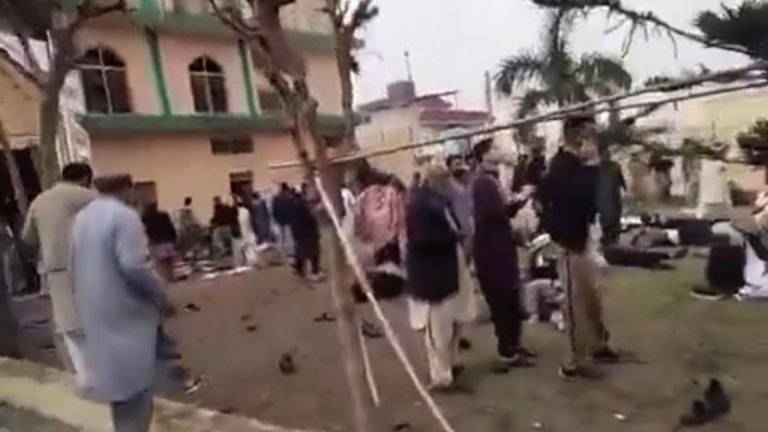 Pakistan’da cami yakınındaki patlamalarda hayatını kaybedenlerin sayısı 23’e yükseldi